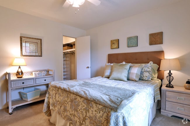 1BR, 1BA - 850 SF