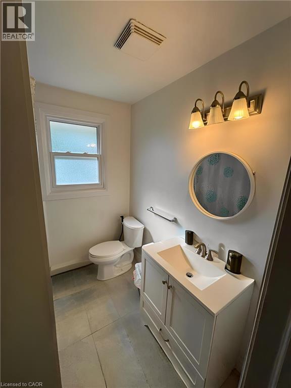 Photo - 148 Bishop St S