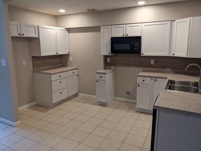 Photo - 728 Lymington Rd