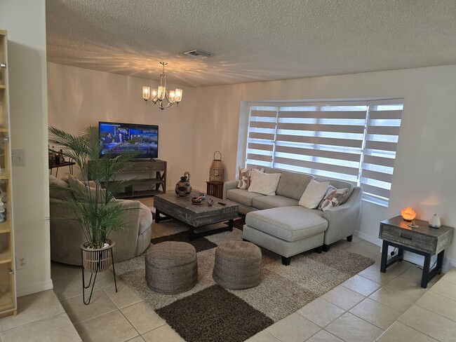 Photo - 939 Hibiscus Dr