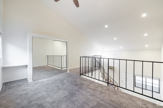 1BR, 1BA - 715SF - Loft