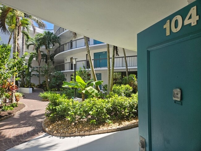 Building Photo - MODERN  SEASONAL VACATION CONDO