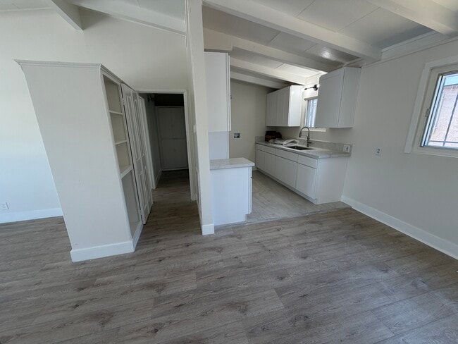 Building Photo - 2612 W Century Blvd Unit 1
