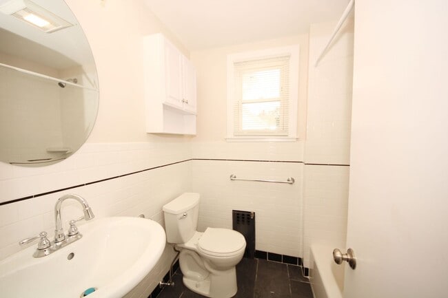 Photo - large 4 bed in Waltham