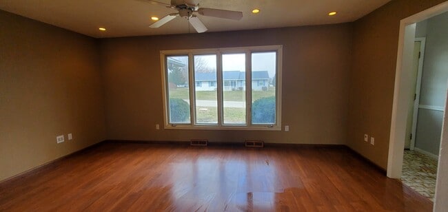Living room - 818 N Timberline Cir W