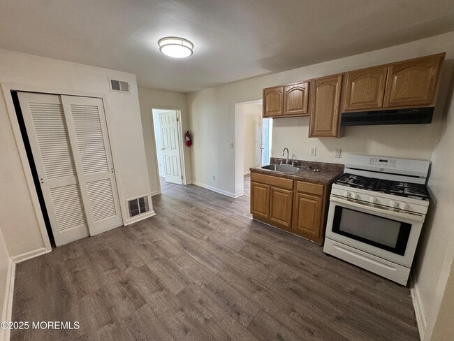 Building Photo - 724 Cortlandt St Unit 6