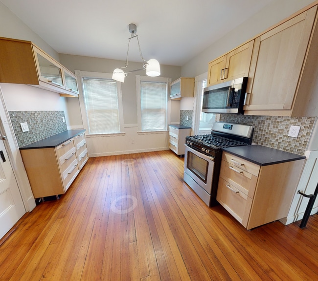 Building Photo - 107 Oxford St Unit 3