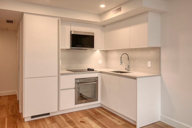 Building Photo - 3460 Rue Peel Unit 214