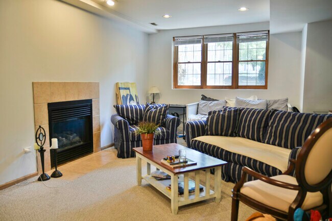 Building Photo - 918 N Paulina St Unit G Rental