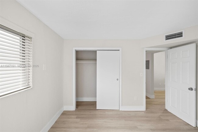 Building Photo - 1310 W 29th St Unit 32