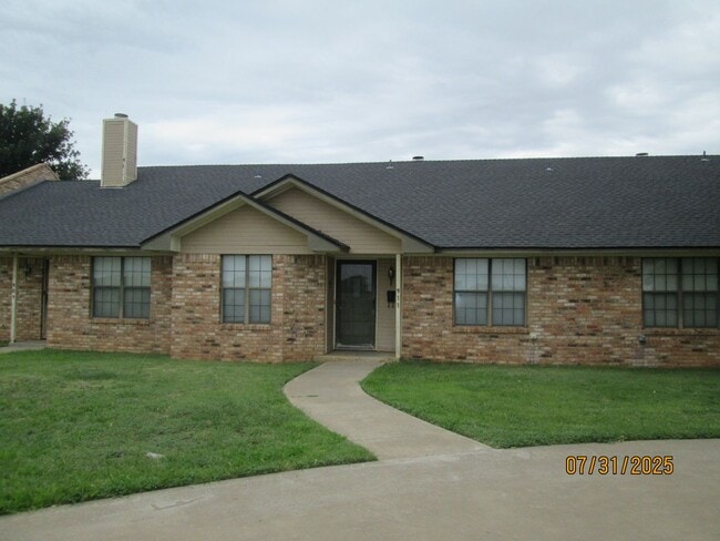 Building Photo - TOWNHOUSE - 2 bedrooms, 2 bathrooms