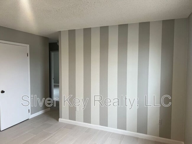 Photo - 823 Englewood Rd