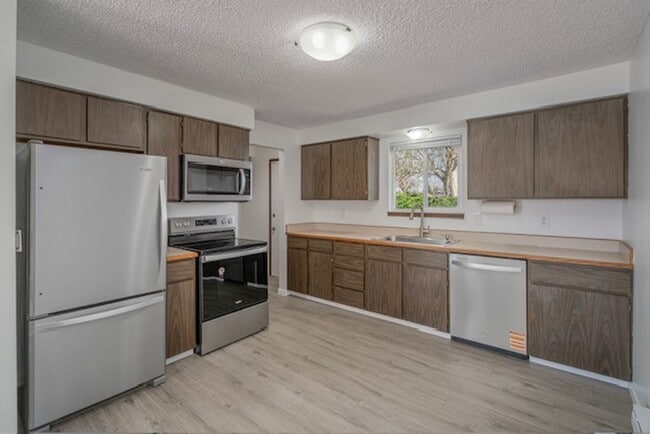 Building Photo - 1037/1039 Eastmont Ave. Duplex Unit 1037 Rental