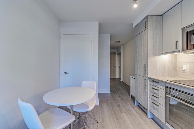 Photo - Bachelor Unit 1