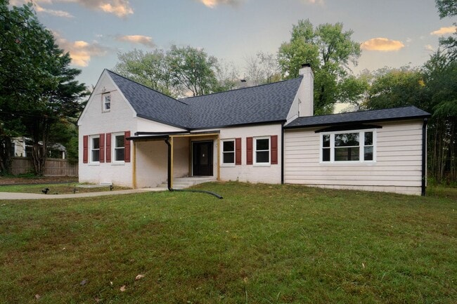 Building Photo - Beautiful Home With an Excellent Location ...