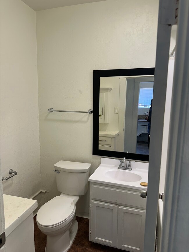 Building Photo - 125 E 16th St Unit C