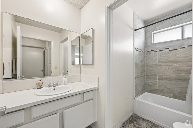 3BR, 1BA - 1000SF - Bathroom
