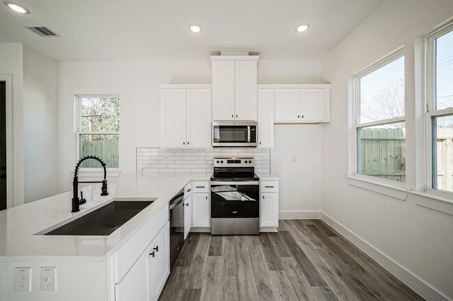 Photo - 8409 Schneider St