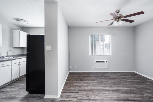 1BR, 1BA - 525 SF
