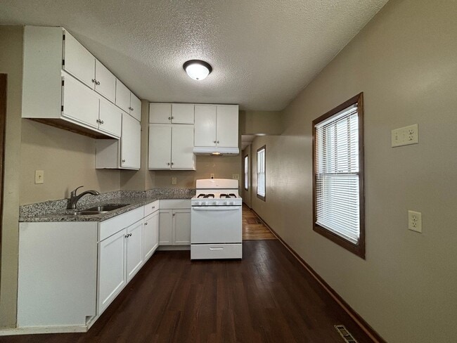 Building Photo - Single Family Home located south of Como Park! Apply TODAY!