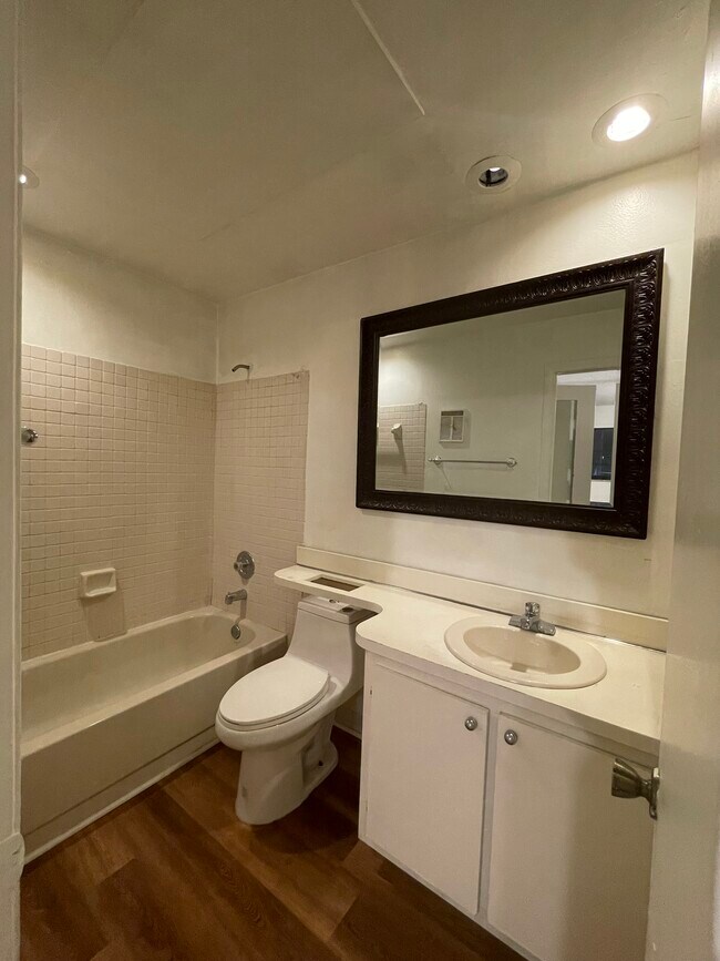 Photo - 919 NE 199th St Unidad 202