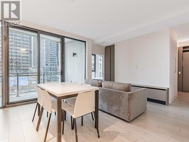 Photo - 1 Hillsdale Ave W Unité 603