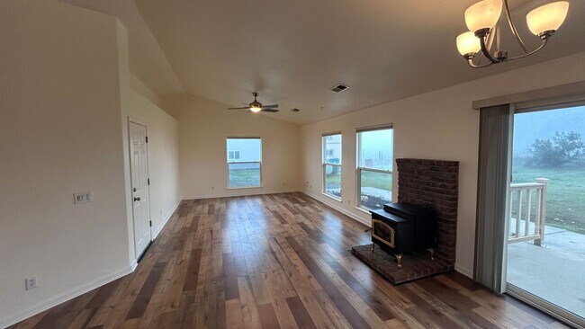 14575 Avenida Central