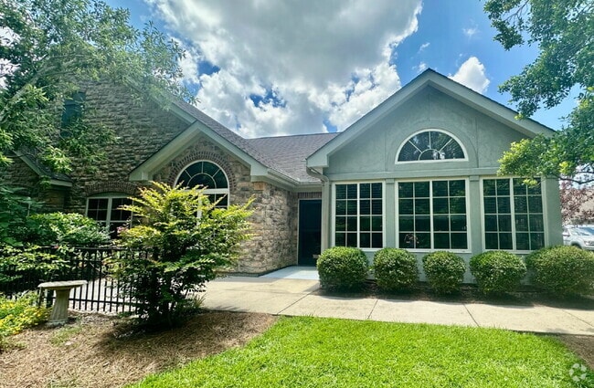 Building Photo - Charming Two Bedroom Townhome in Abbey Gle...