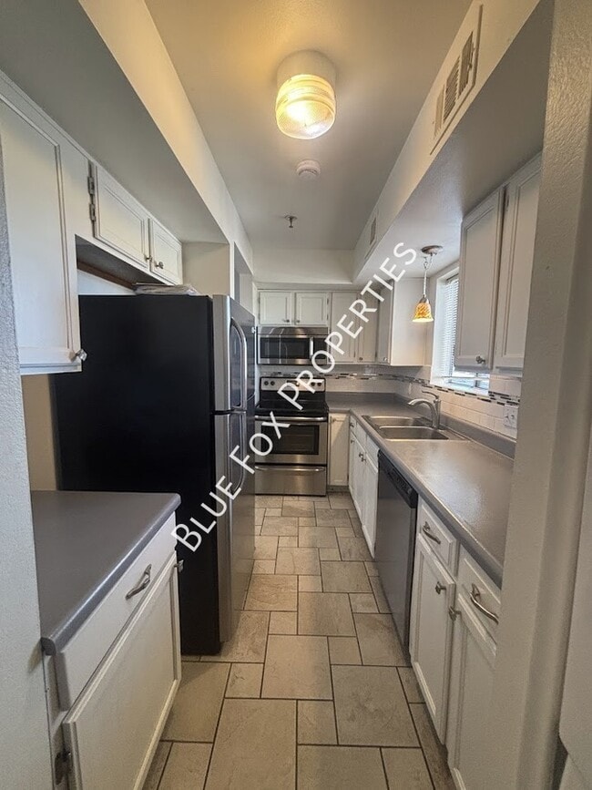 Building Photo - 2601 W Broadway Blvd Unit N285