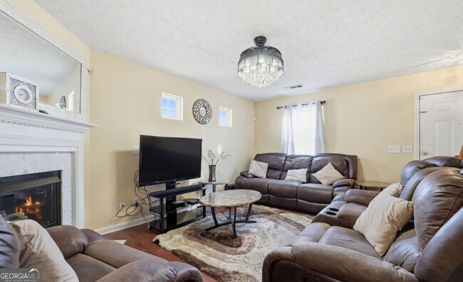 Photo - 205 Oak Grove Way