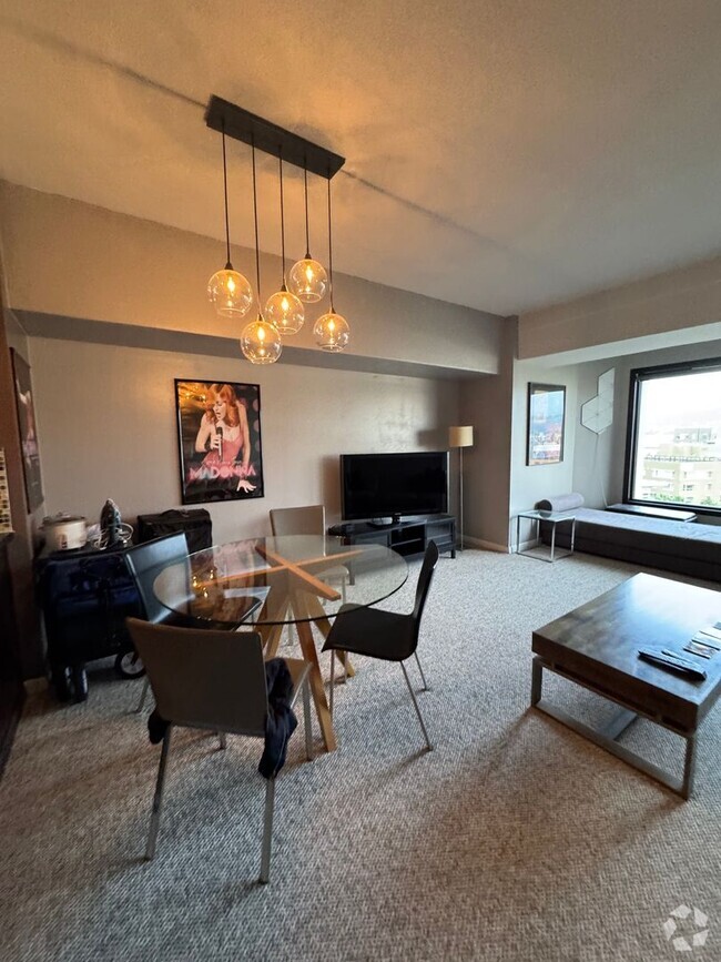 Building Photo - Lovely and Stylish Condo - 1 Bed, 1 Bath a... Unit 823