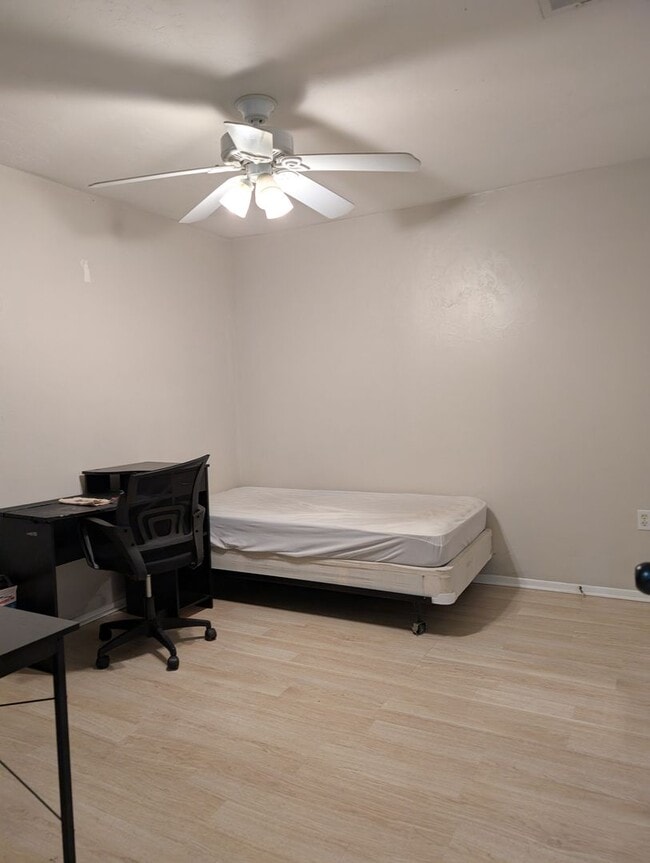 Photo - 4000 SW 23rd St Unit Countryside 1-306 - Bedroom 4
