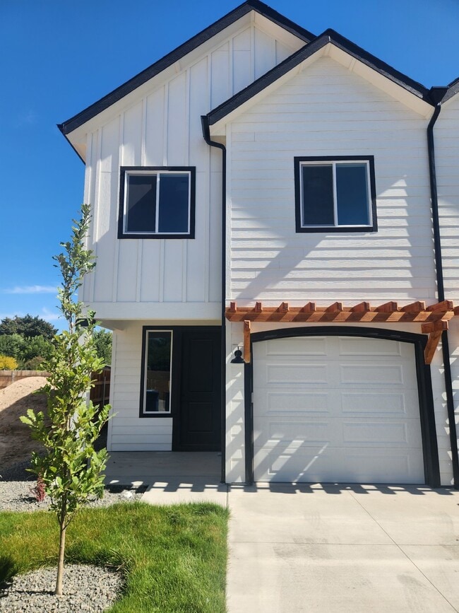 Building Photo - "Modern Comfort Awaits: Spacious and NEW 3-Bed Townhouse Available June 1st!