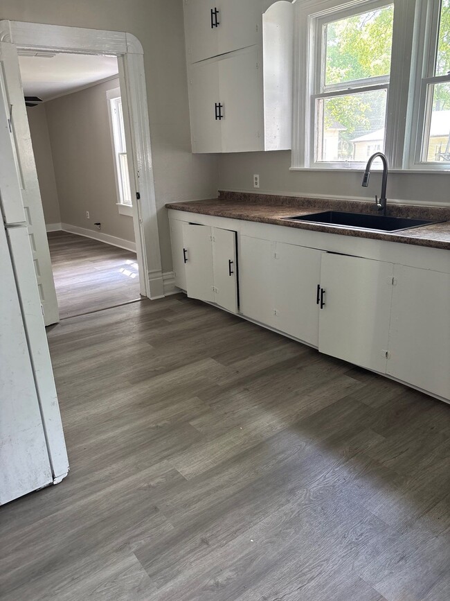 Photo - 118 N College St