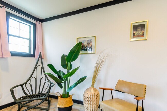 Photo - 312 W Queen St Unit B