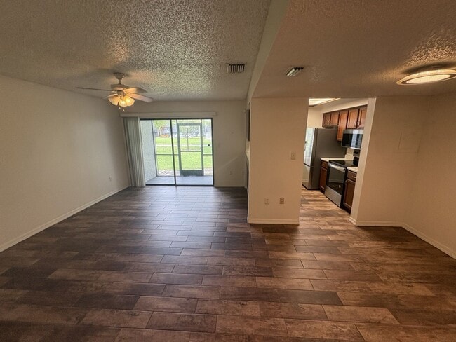 Building Photo - 184 Riverbend Dr Unit 101