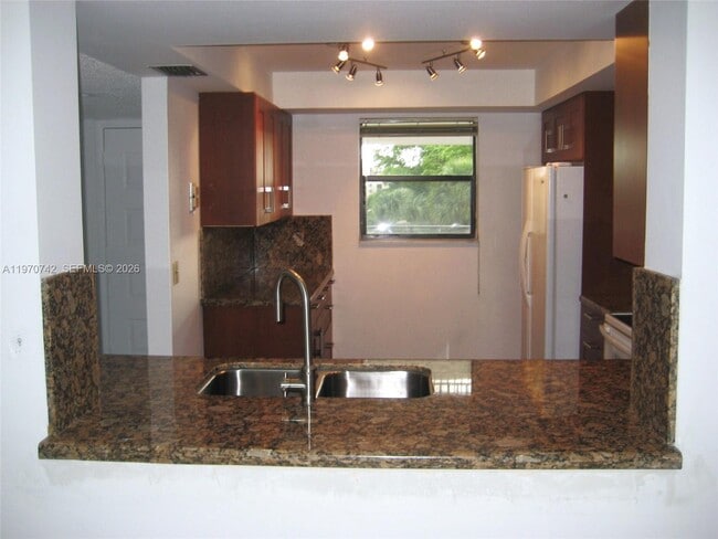 Photo - 16051 Blatt Blvd Unidad 310