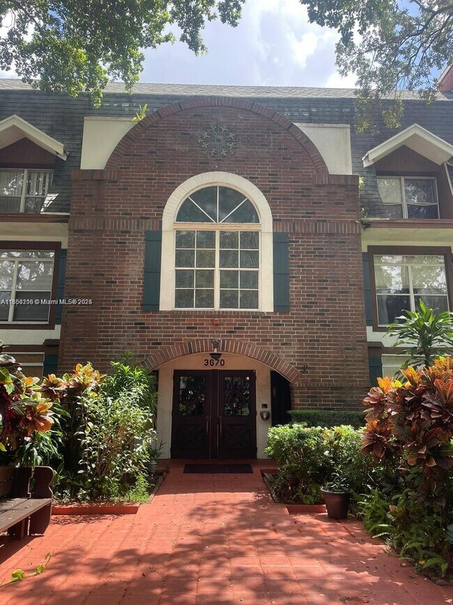 Photo - 3670 Inverrary Dr Unidad 2M Rental