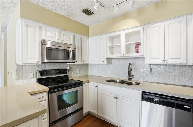 Photo - 701 Mirror Lake Dr N Unidad 314