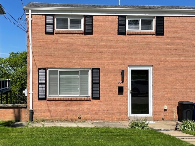 Building Photo - 304 Oneida St Rental