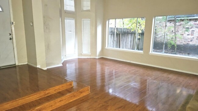 Photo - 2910 Skypark Dr