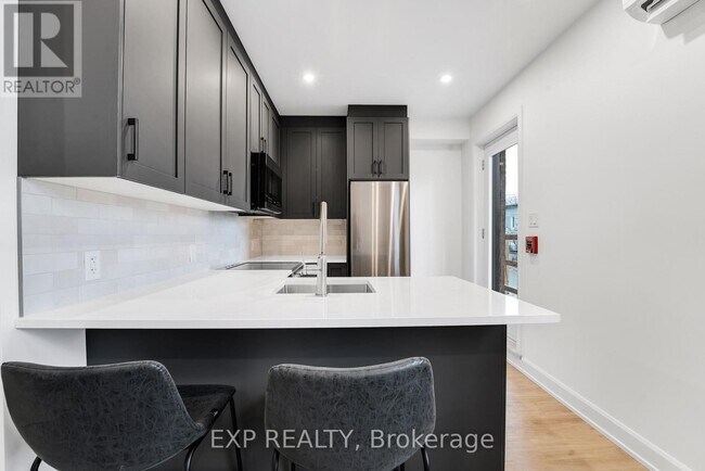 Photo - 887 Somerset St W Unité 101