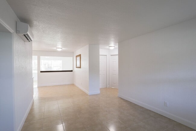 Photo - 1827 Larkin Ave