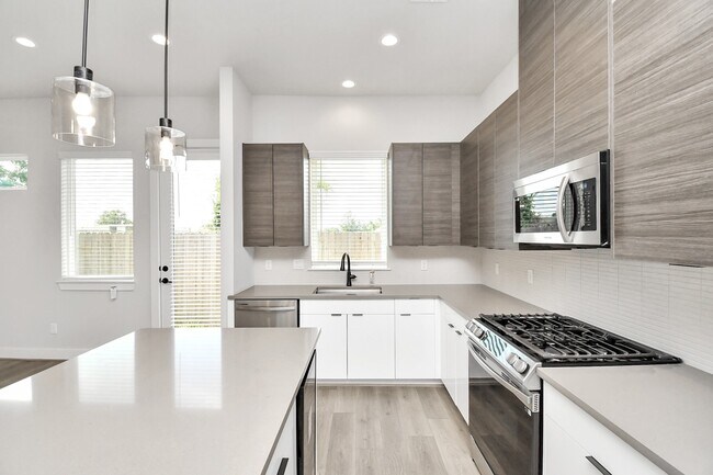 Photo - 311 Charlock St
