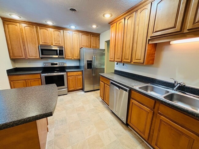 Building Photo - 3 Bedroom 1 full and 2 half bath Townhouse