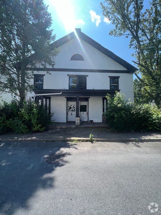 Building Photo - 100 E Locust St Rental