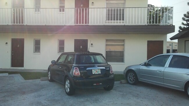 Building Photo - 4710 SE 6th Ave Rental