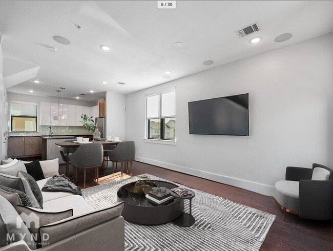 Building Photo - 2401 Crawford St Rental