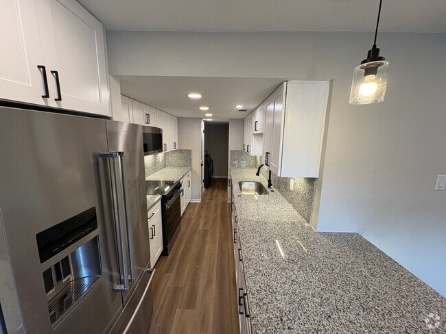 Building Photo - Newly Renovated 4 bed, 2.5 bath Townhome i...