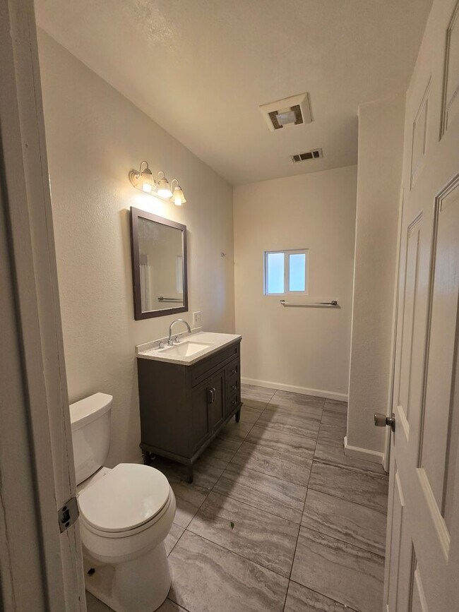 Photo - 460 Unidad 937-939 W 20th St